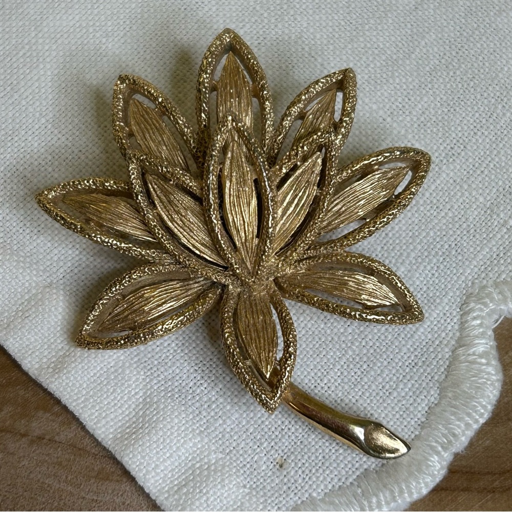 VINTAGE AVON LEAF BROOCH PIN